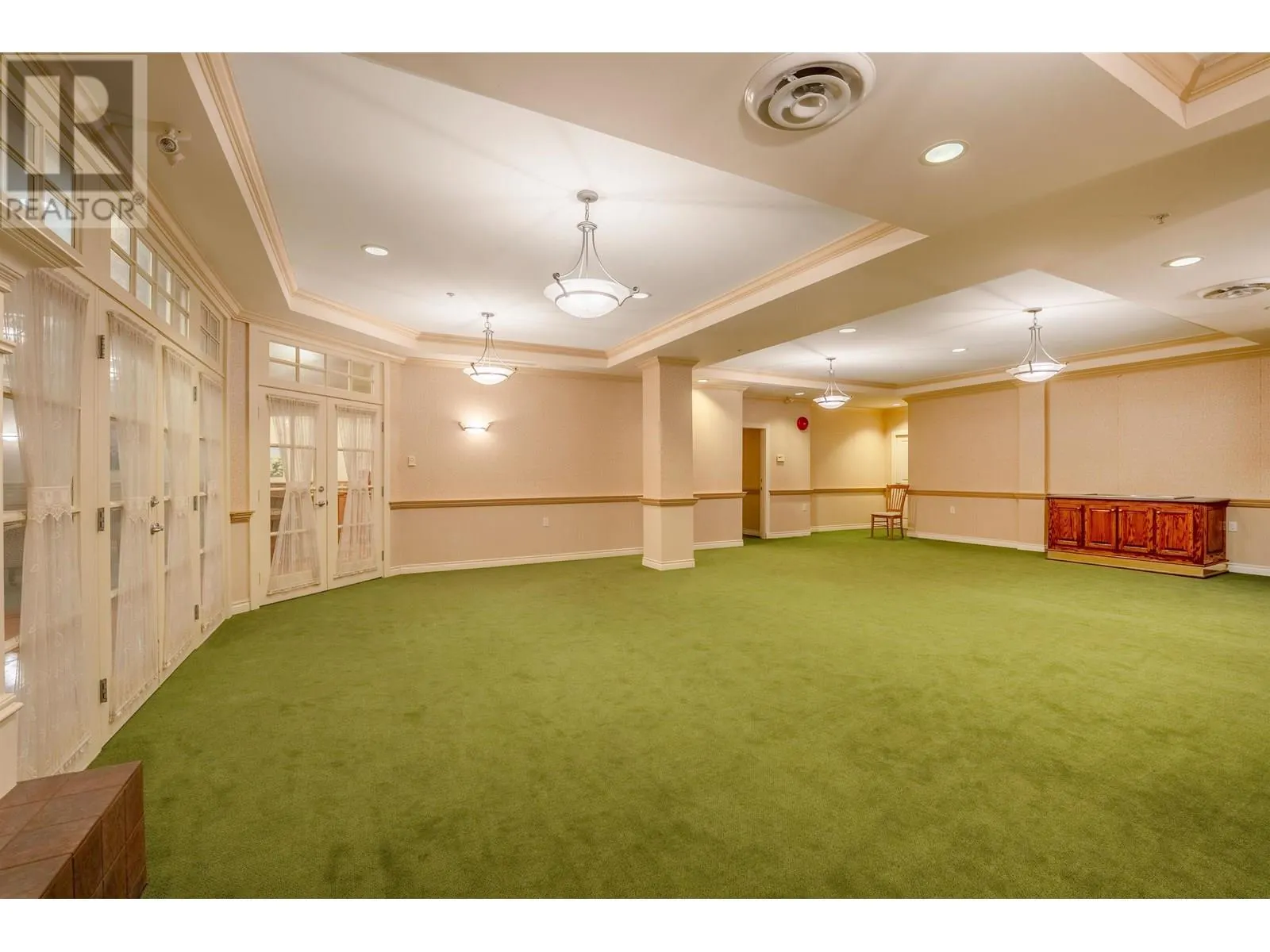 416 960 LYNN VALLEY ROAD