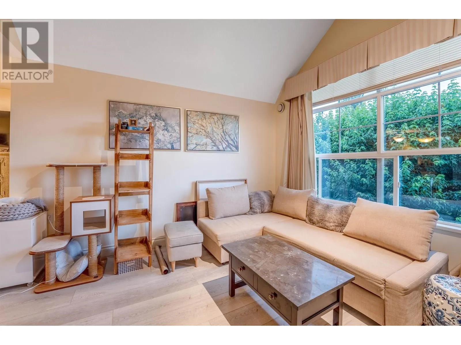 416 960 LYNN VALLEY ROAD