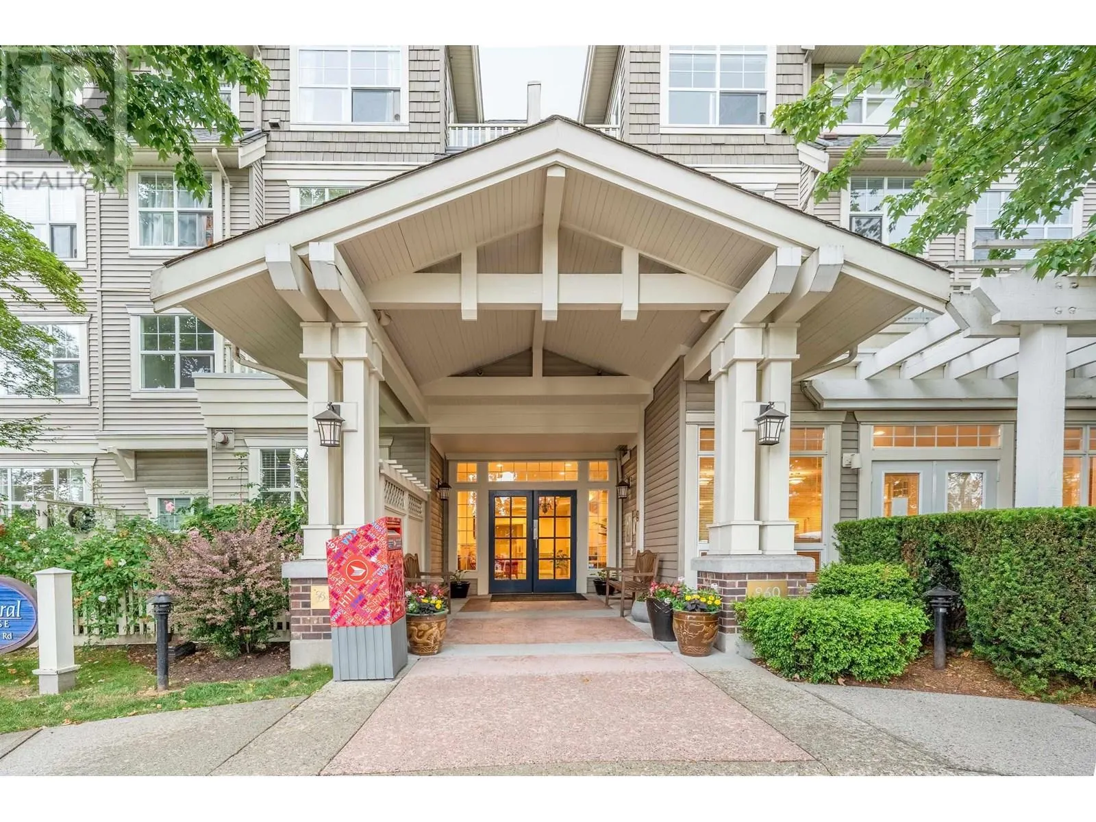 416 960 LYNN VALLEY ROAD