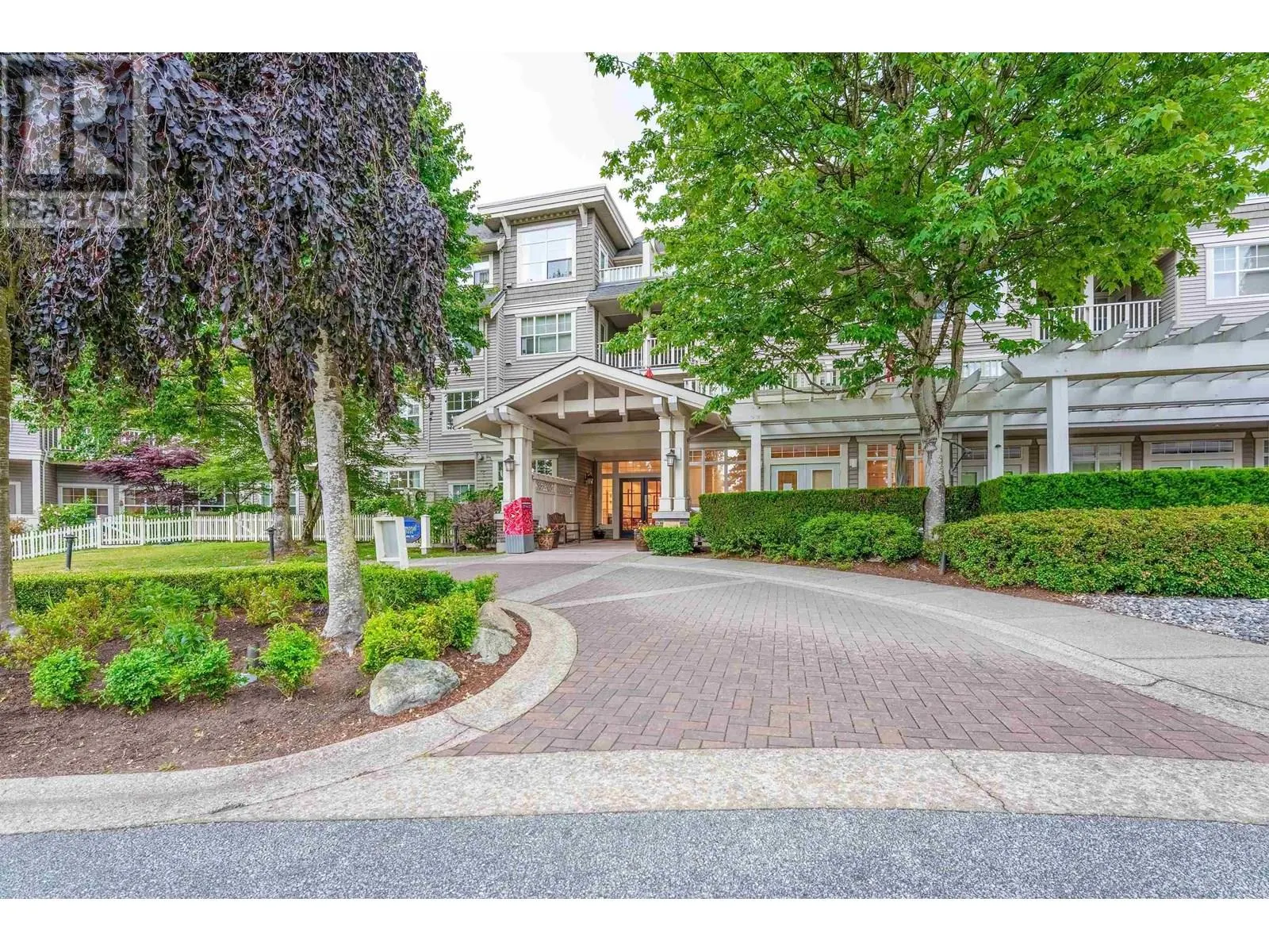 416 960 LYNN VALLEY ROAD
