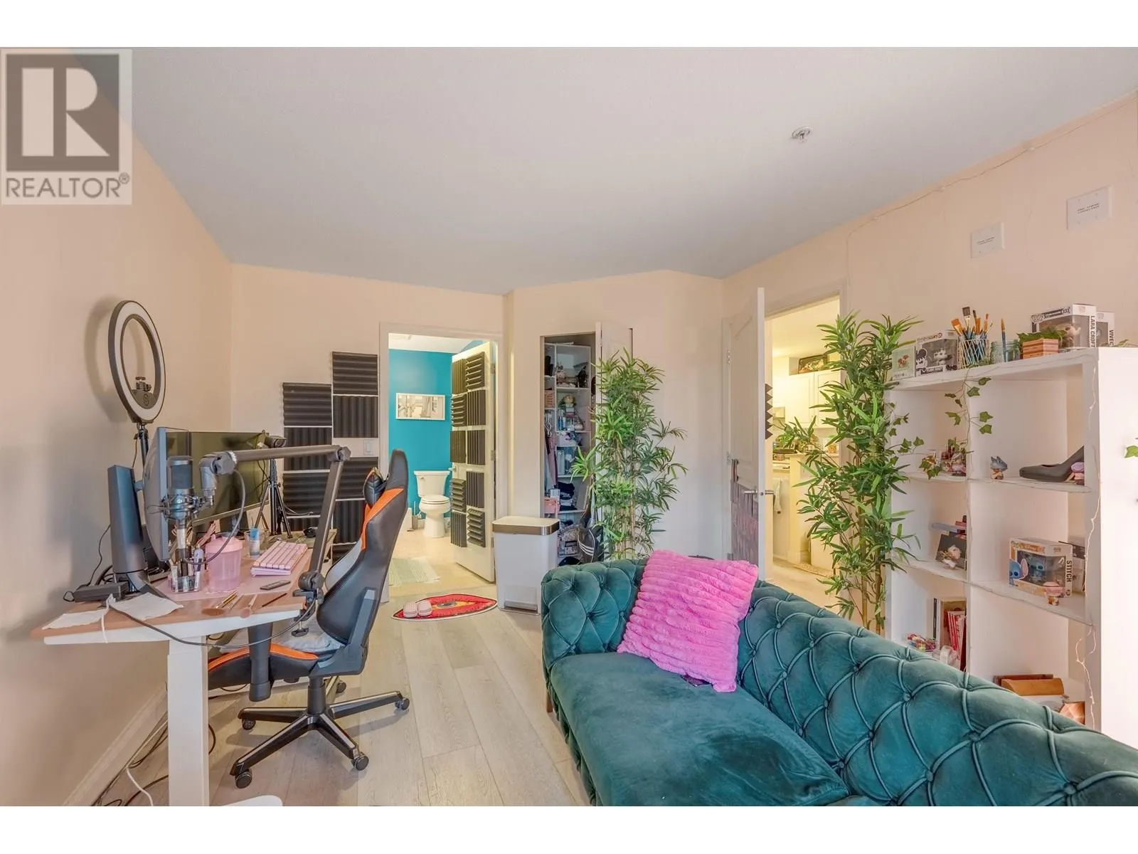 416 960 LYNN VALLEY ROAD