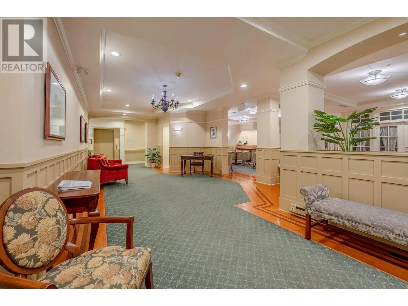 416 960 LYNN VALLEY ROAD