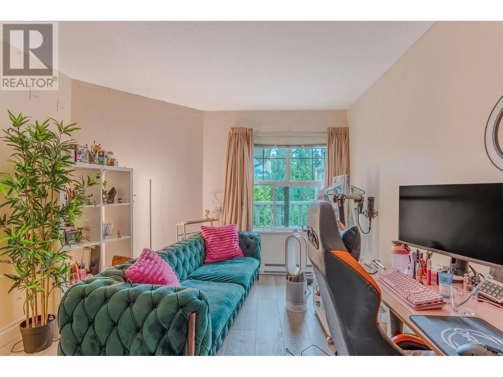416 960 LYNN VALLEY ROAD