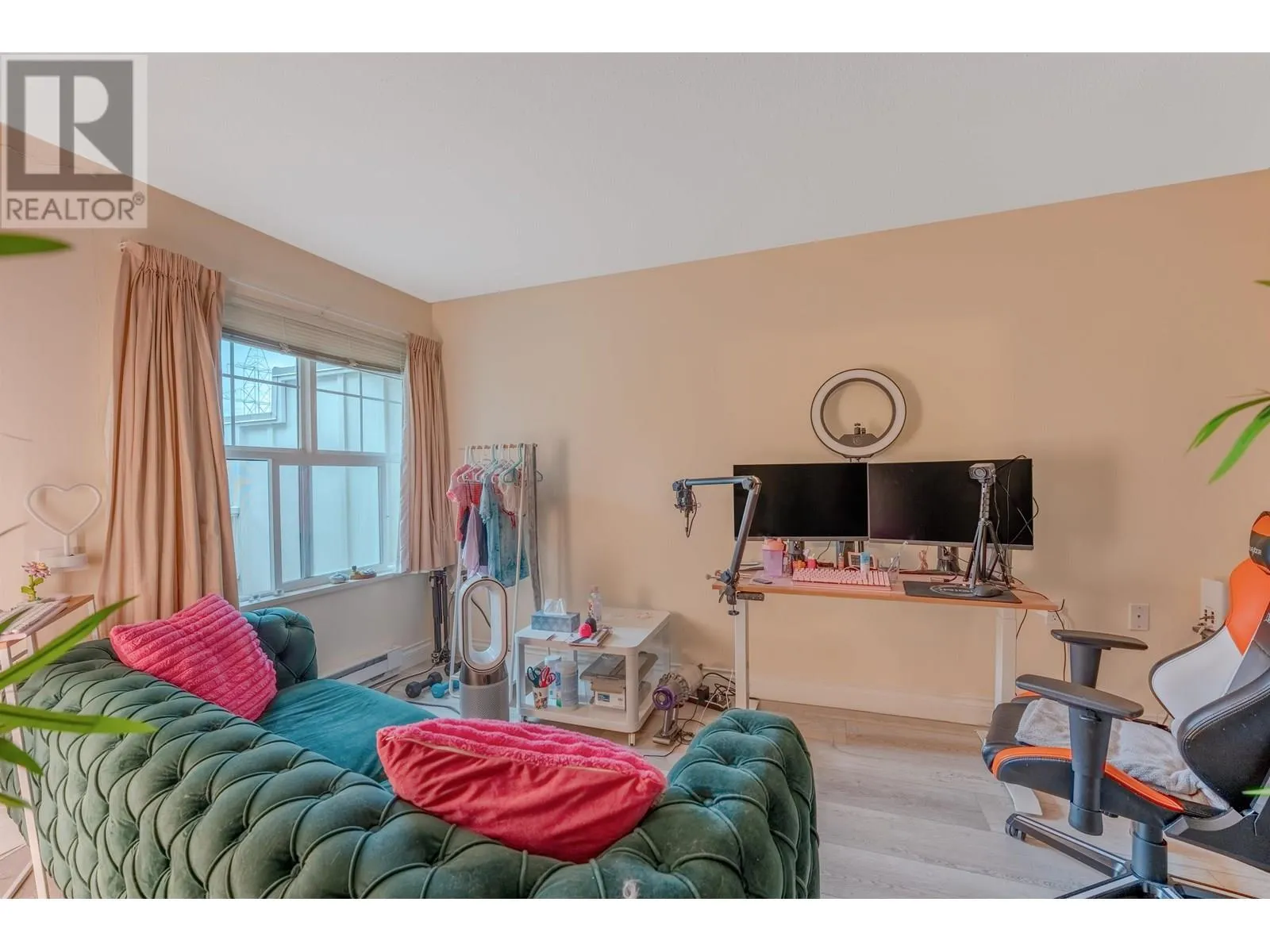 416 960 LYNN VALLEY ROAD