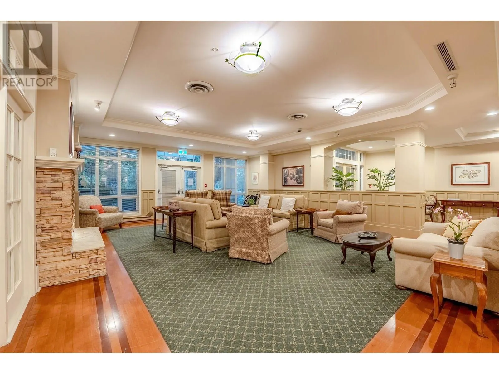 416 960 LYNN VALLEY ROAD