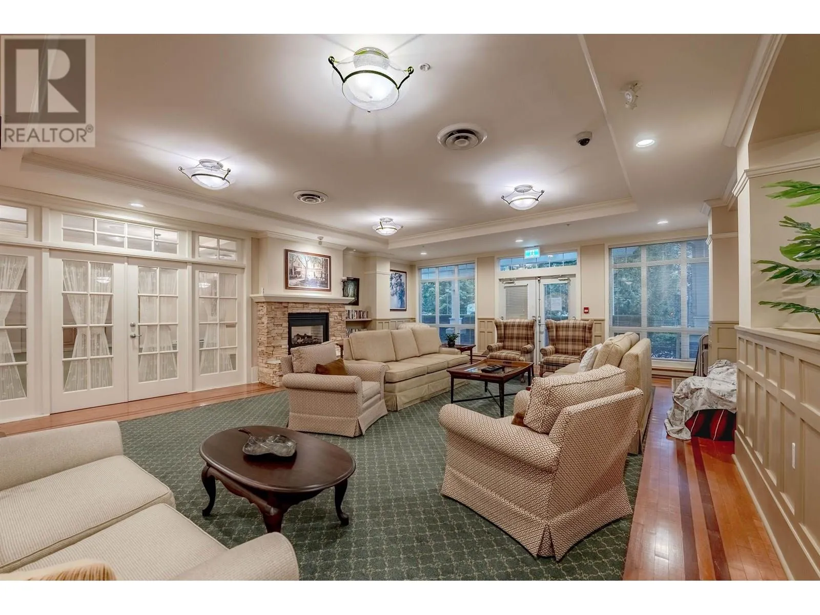 416 960 LYNN VALLEY ROAD