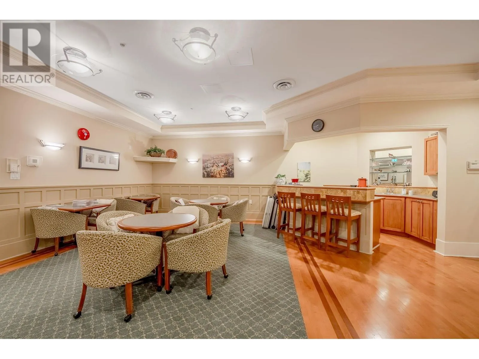 416 960 LYNN VALLEY ROAD