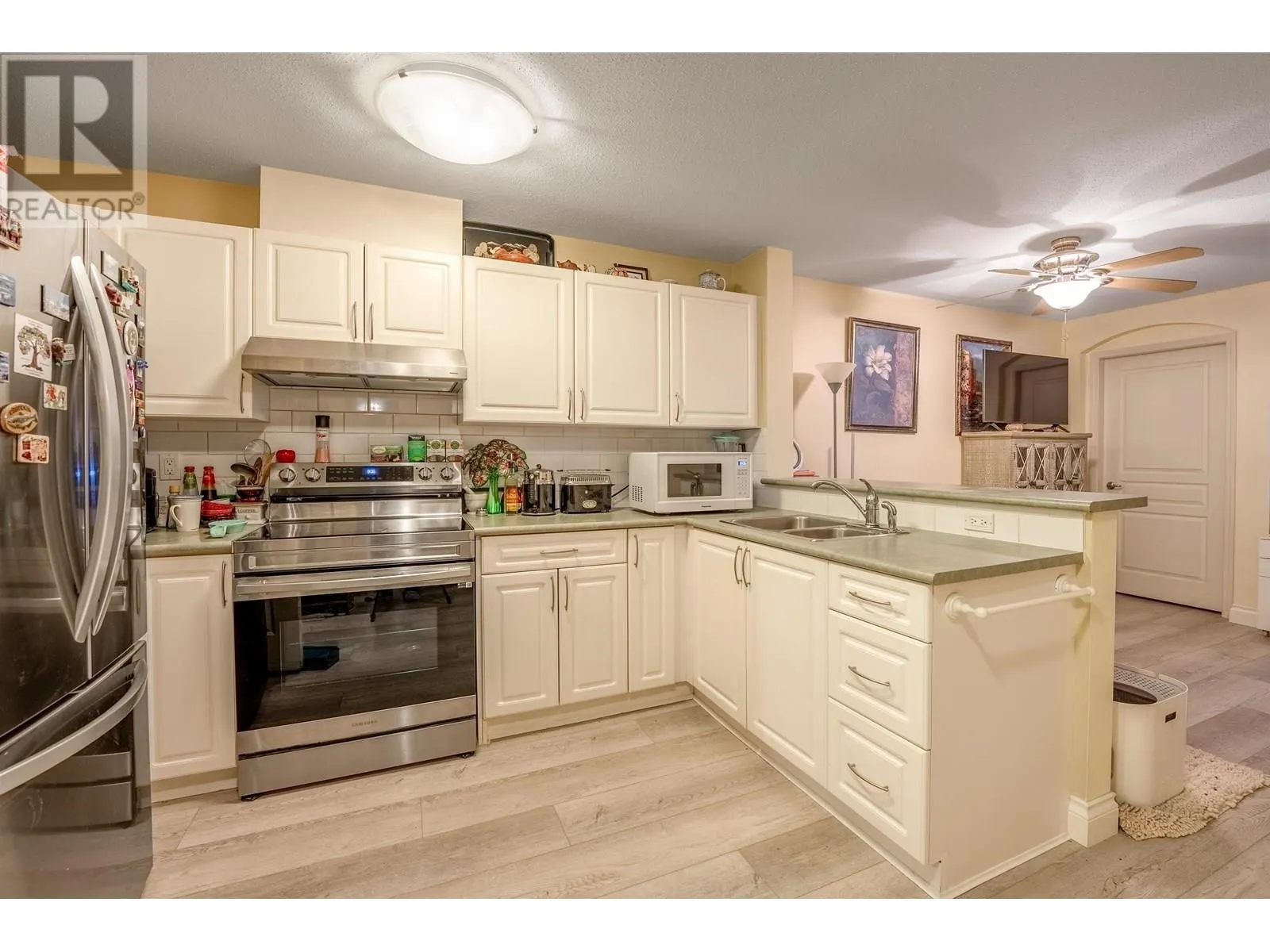 416 960 LYNN VALLEY ROAD