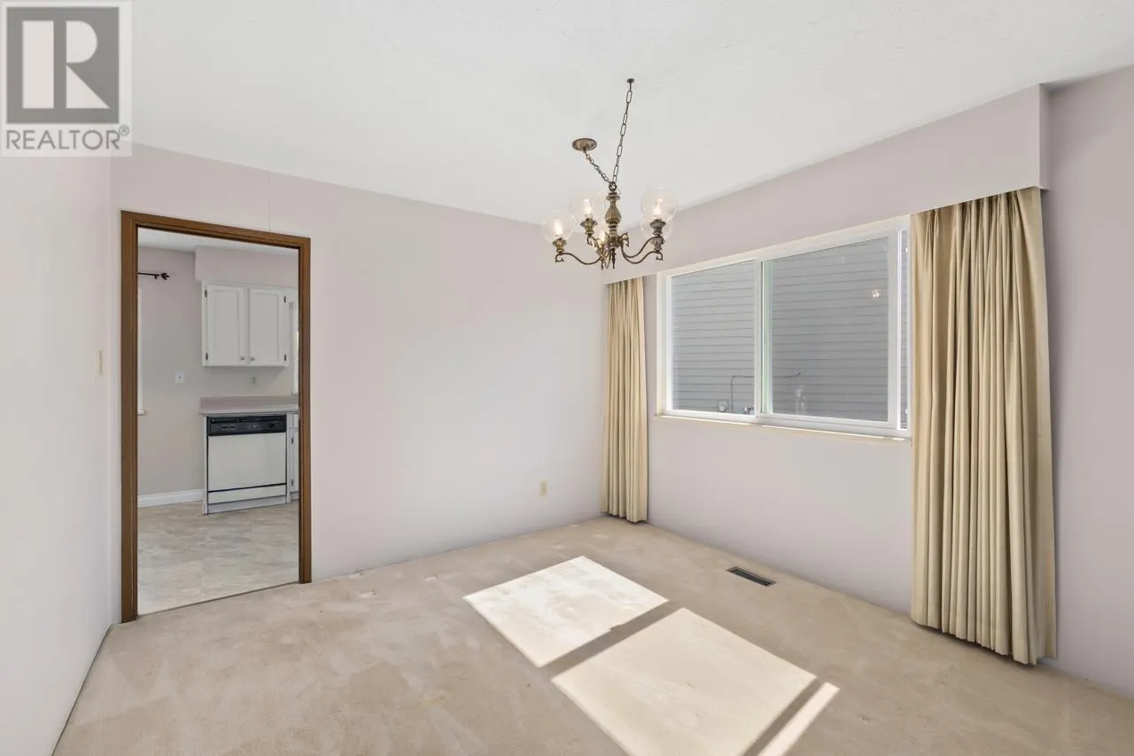 1605 HEMLOCK PLACE