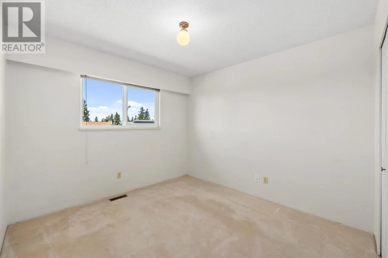 1605 HEMLOCK PLACE
