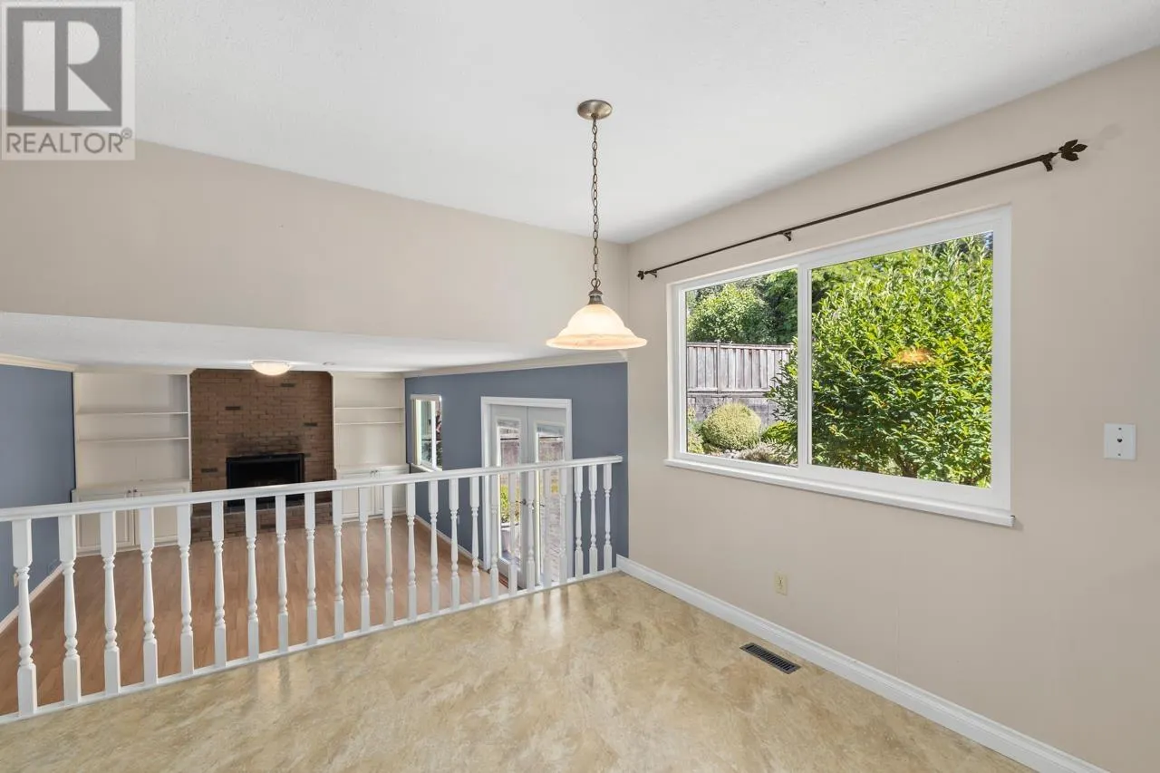 1605 HEMLOCK PLACE