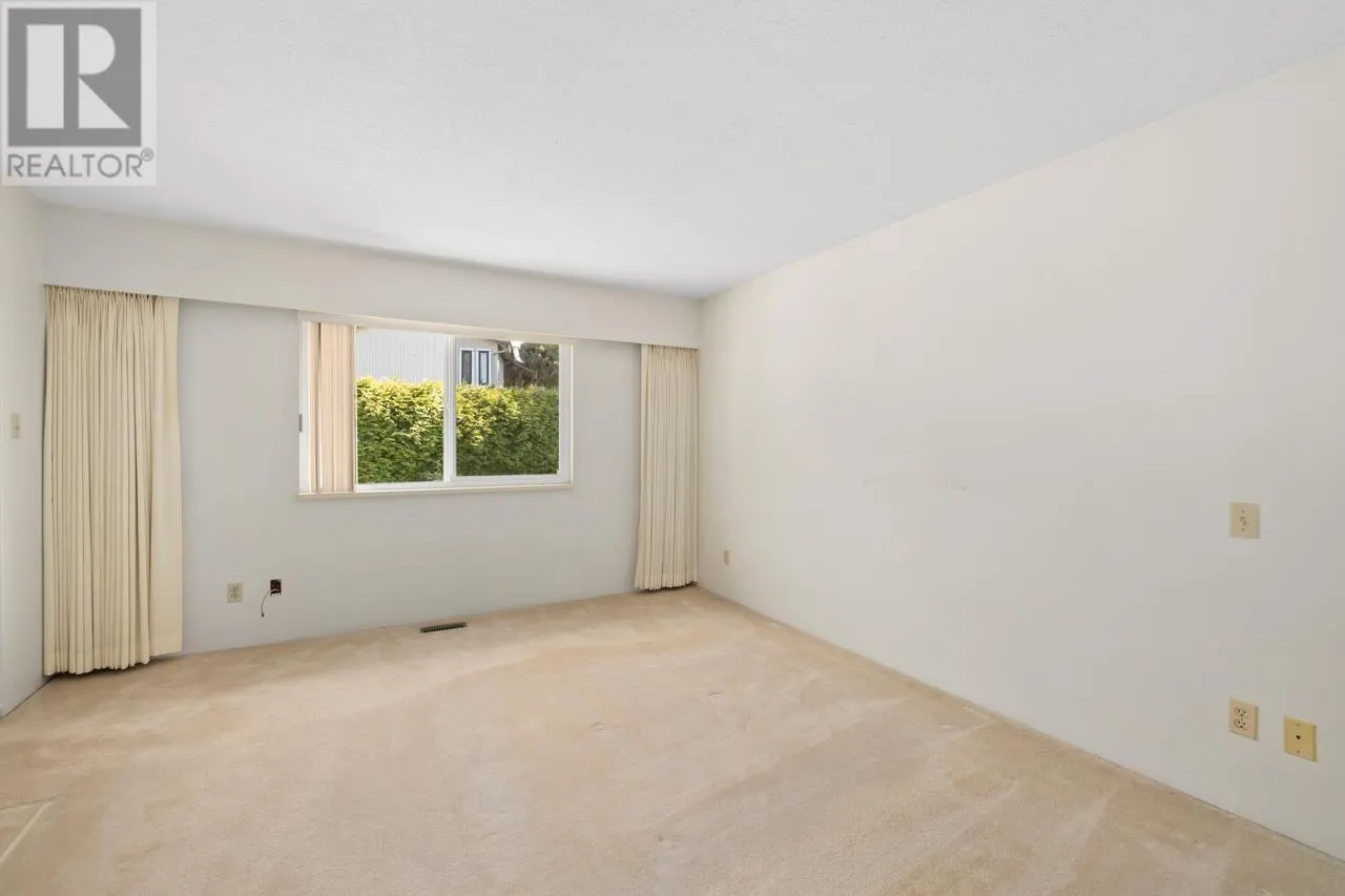 1605 HEMLOCK PLACE