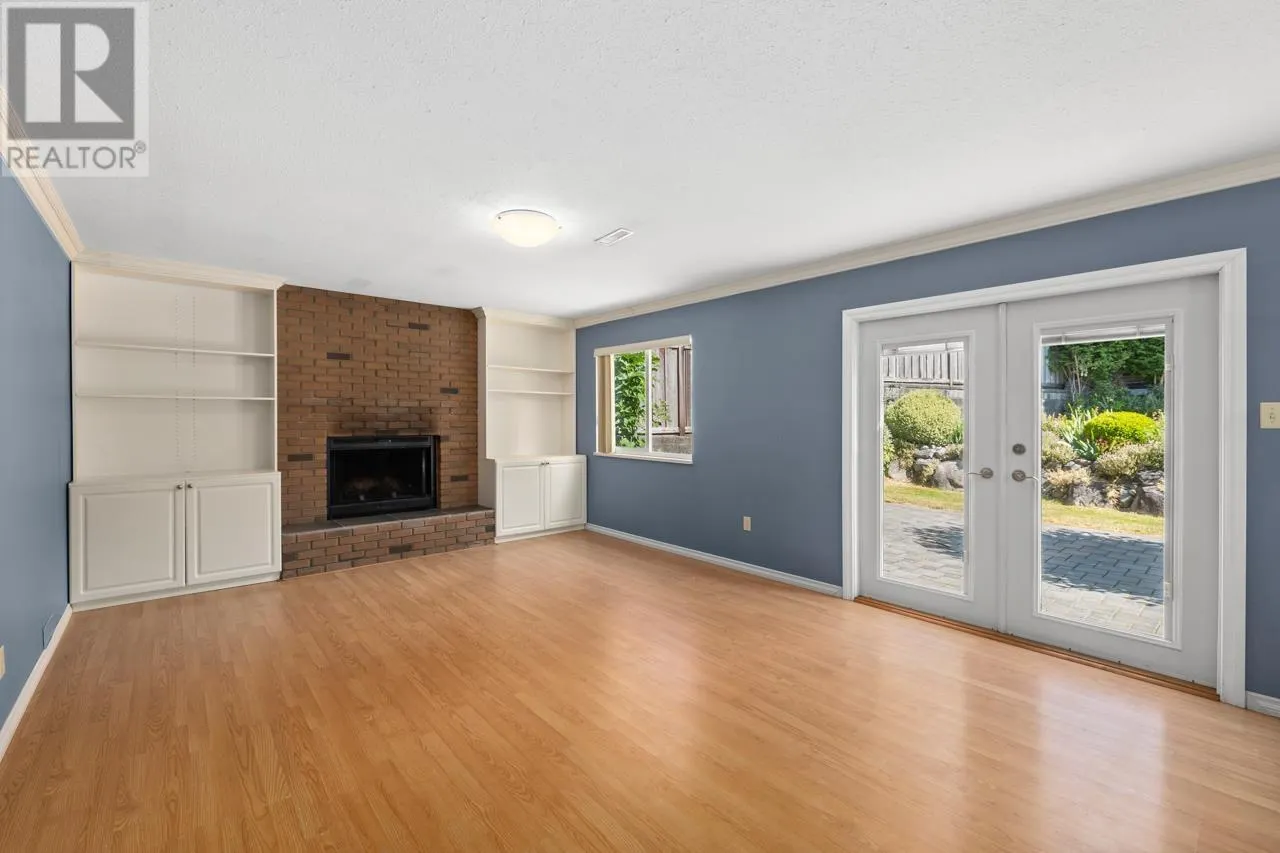1605 HEMLOCK PLACE