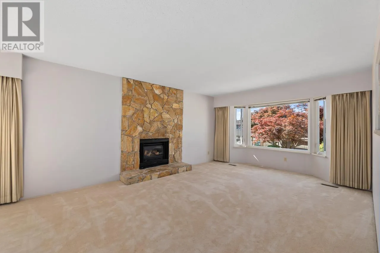 1605 HEMLOCK PLACE