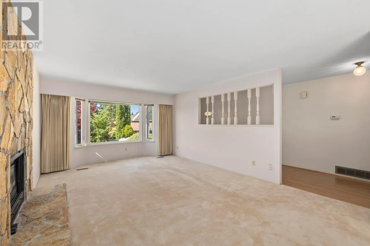 1605 HEMLOCK PLACE