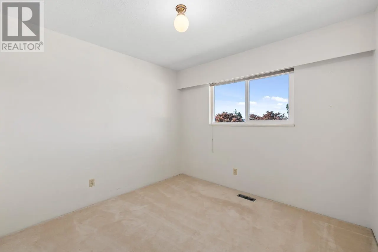 1605 HEMLOCK PLACE