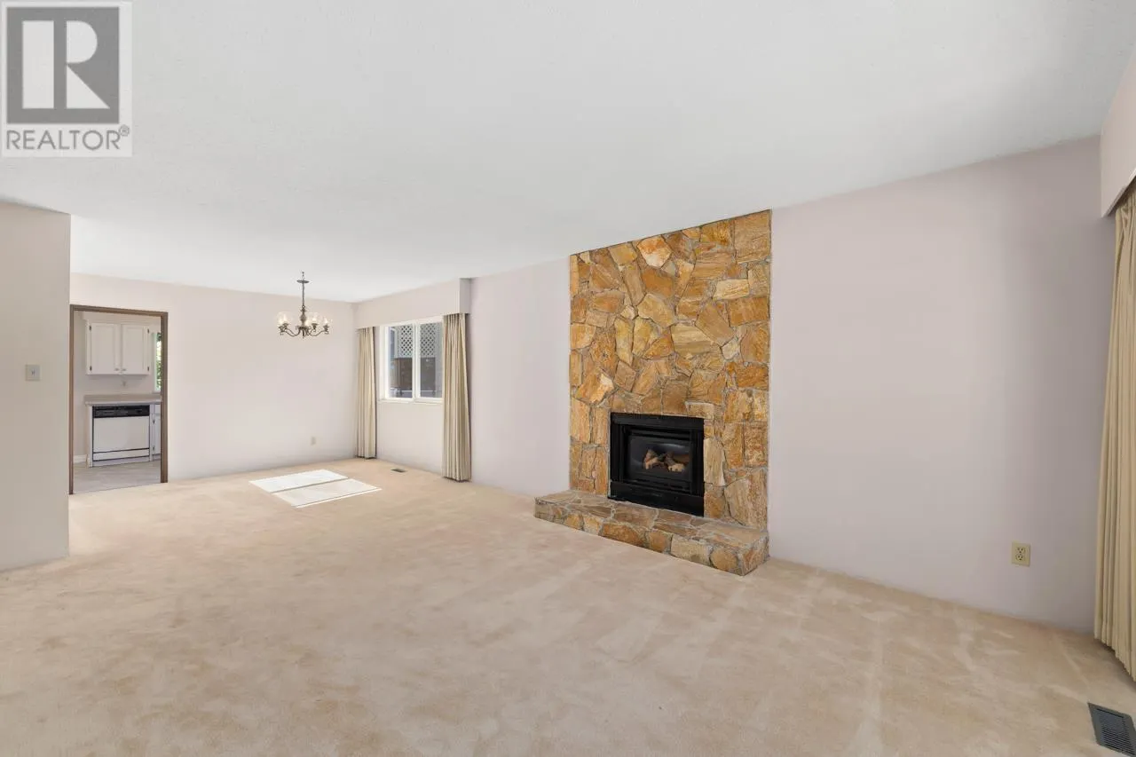 1605 HEMLOCK PLACE