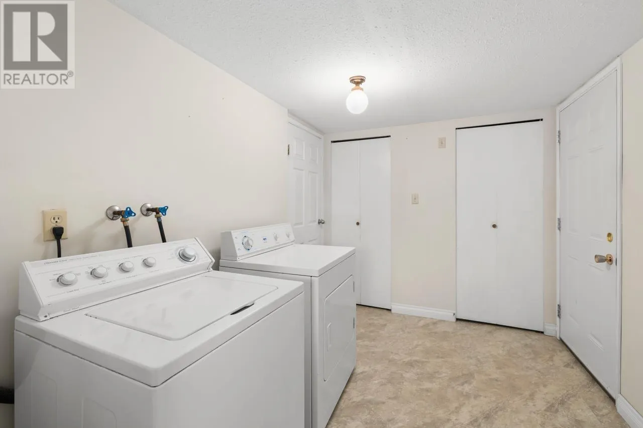 1605 HEMLOCK PLACE