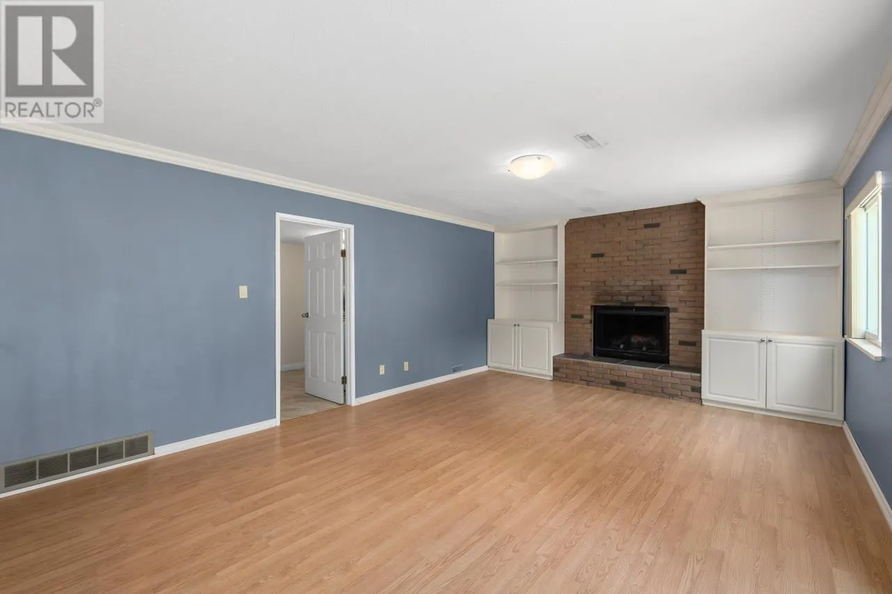 1605 HEMLOCK PLACE