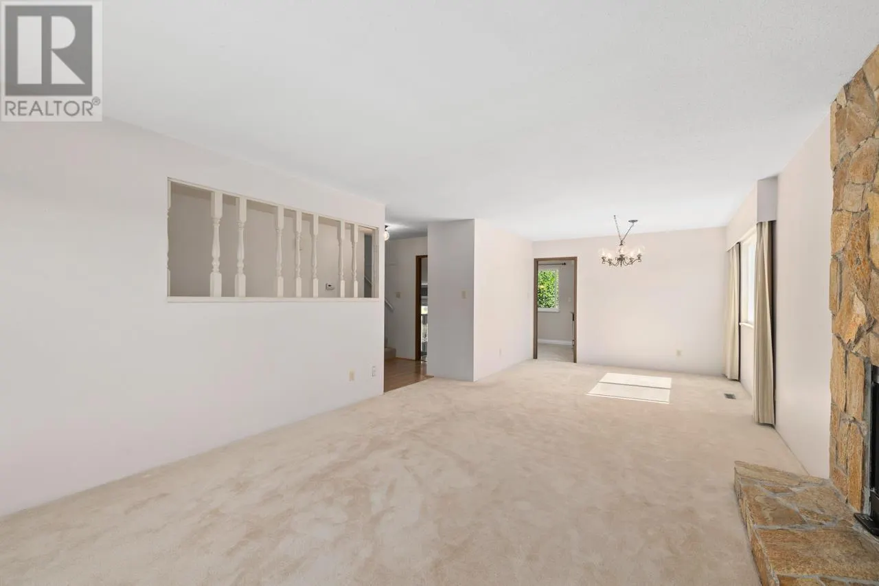 1605 HEMLOCK PLACE