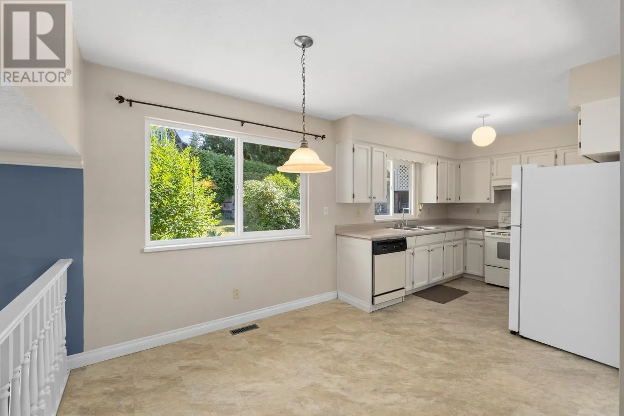 1605 HEMLOCK PLACE