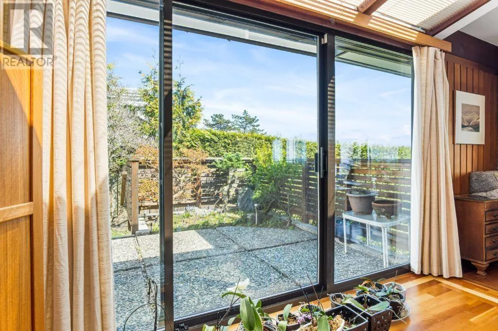 1132 CRESTLINE ROAD