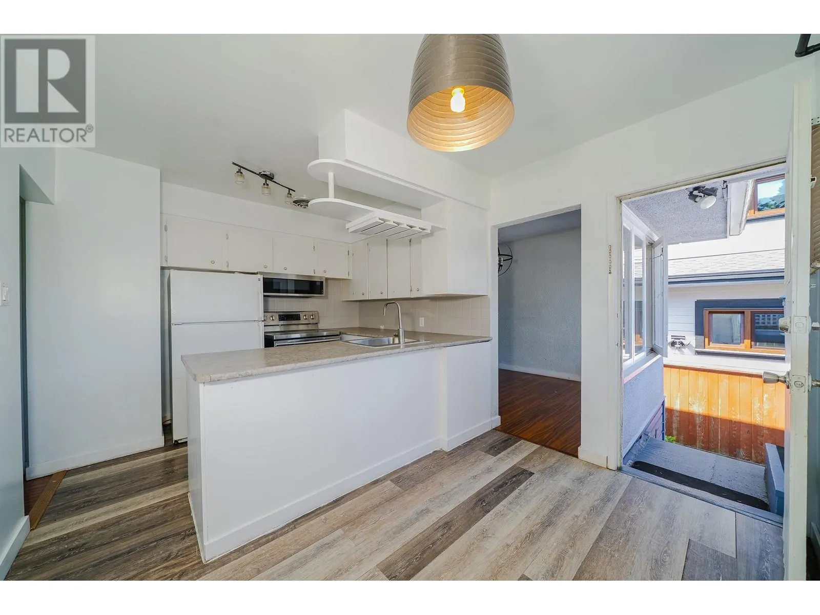 432 W 25TH STREET