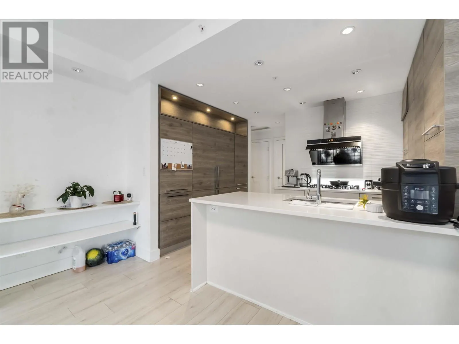 402 7388 KINGSWAY