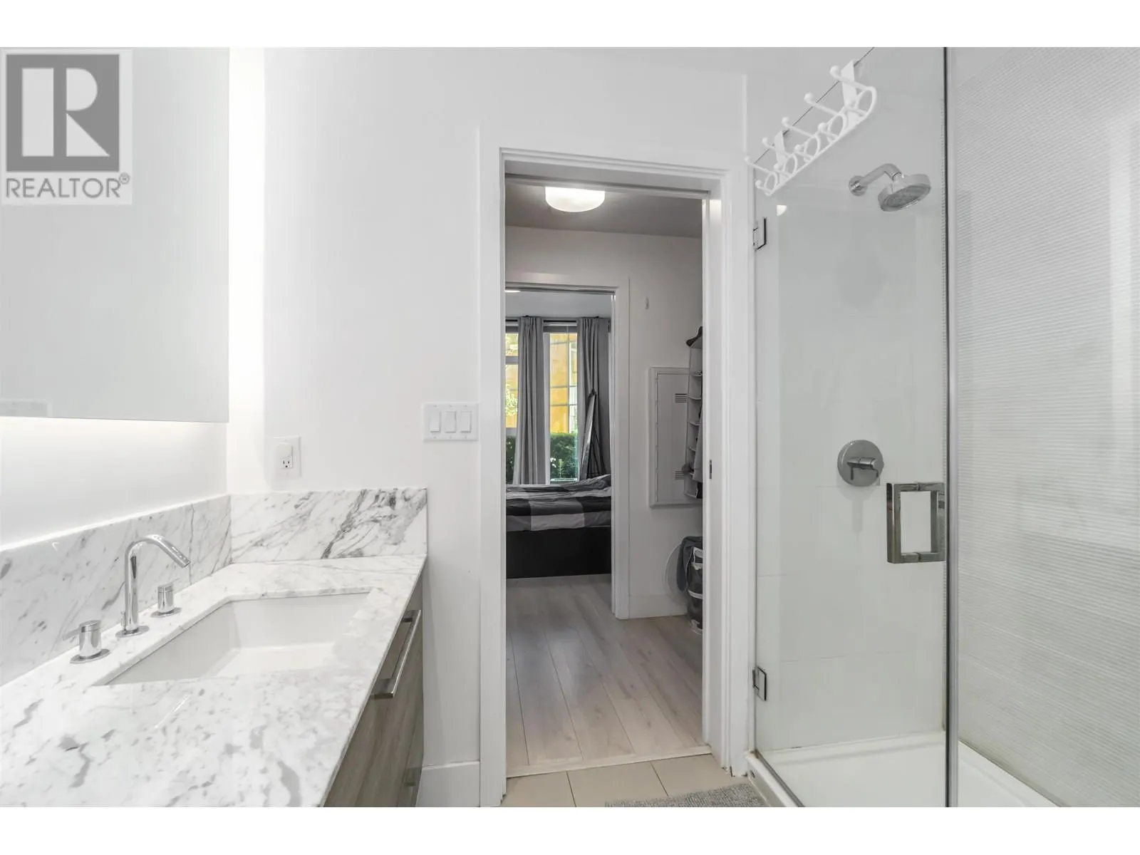 402 7388 KINGSWAY