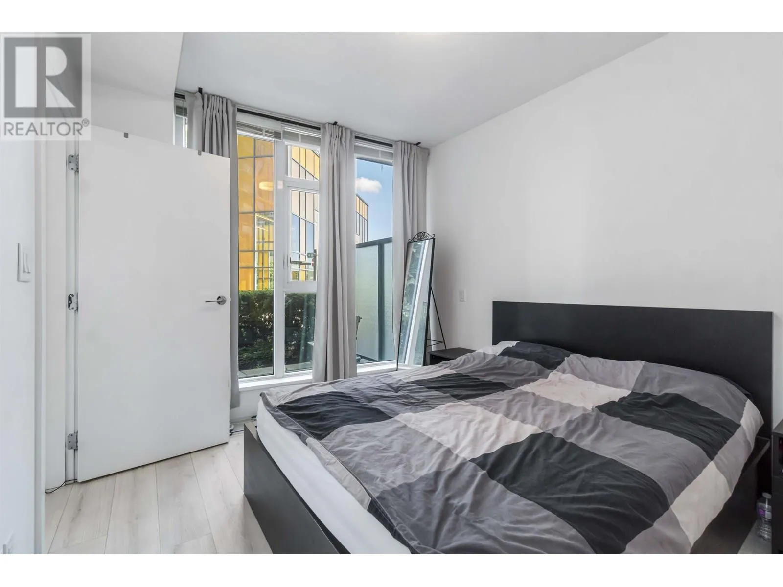 402 7388 KINGSWAY