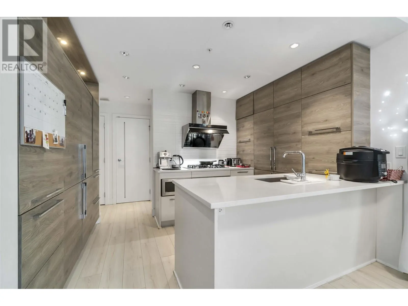 402 7388 KINGSWAY