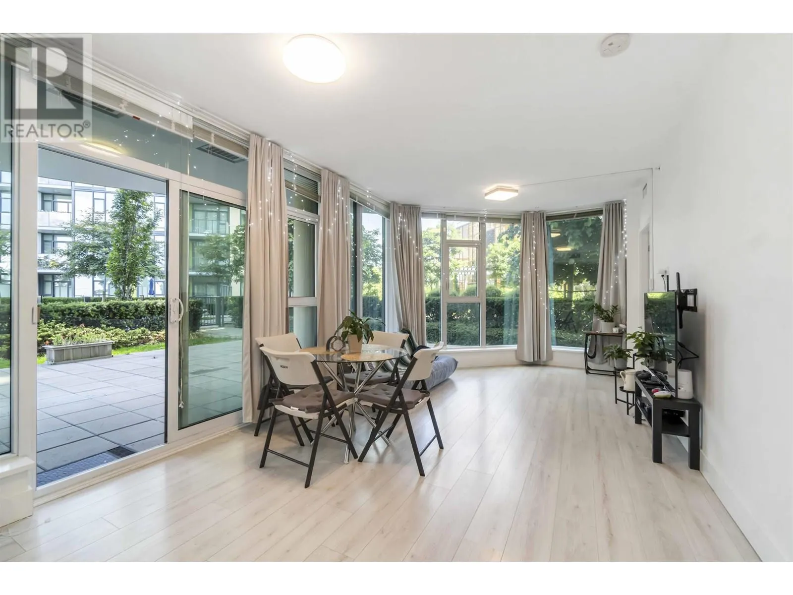 402 7388 KINGSWAY