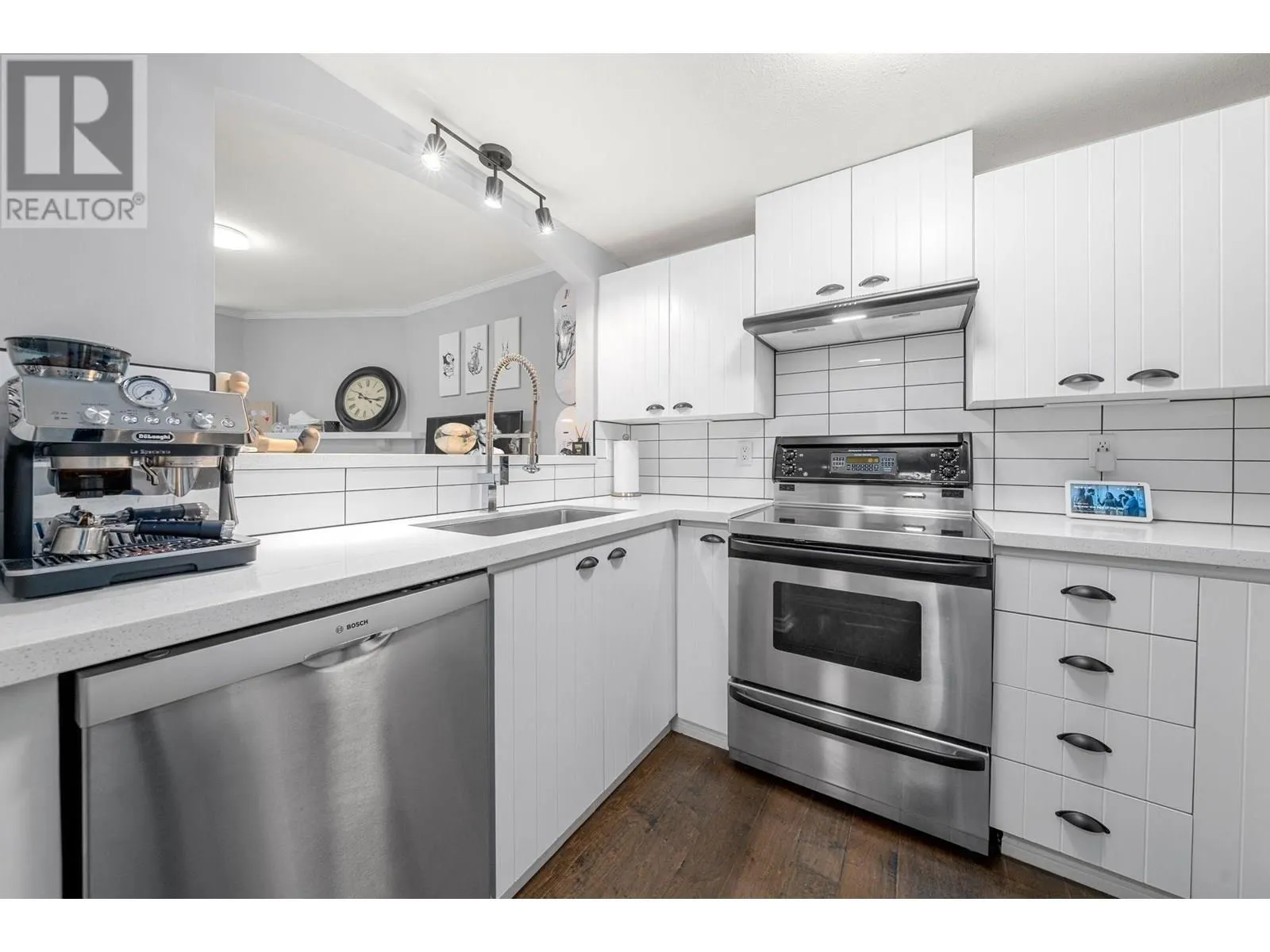 3 995 LYNN VALLEY ROAD