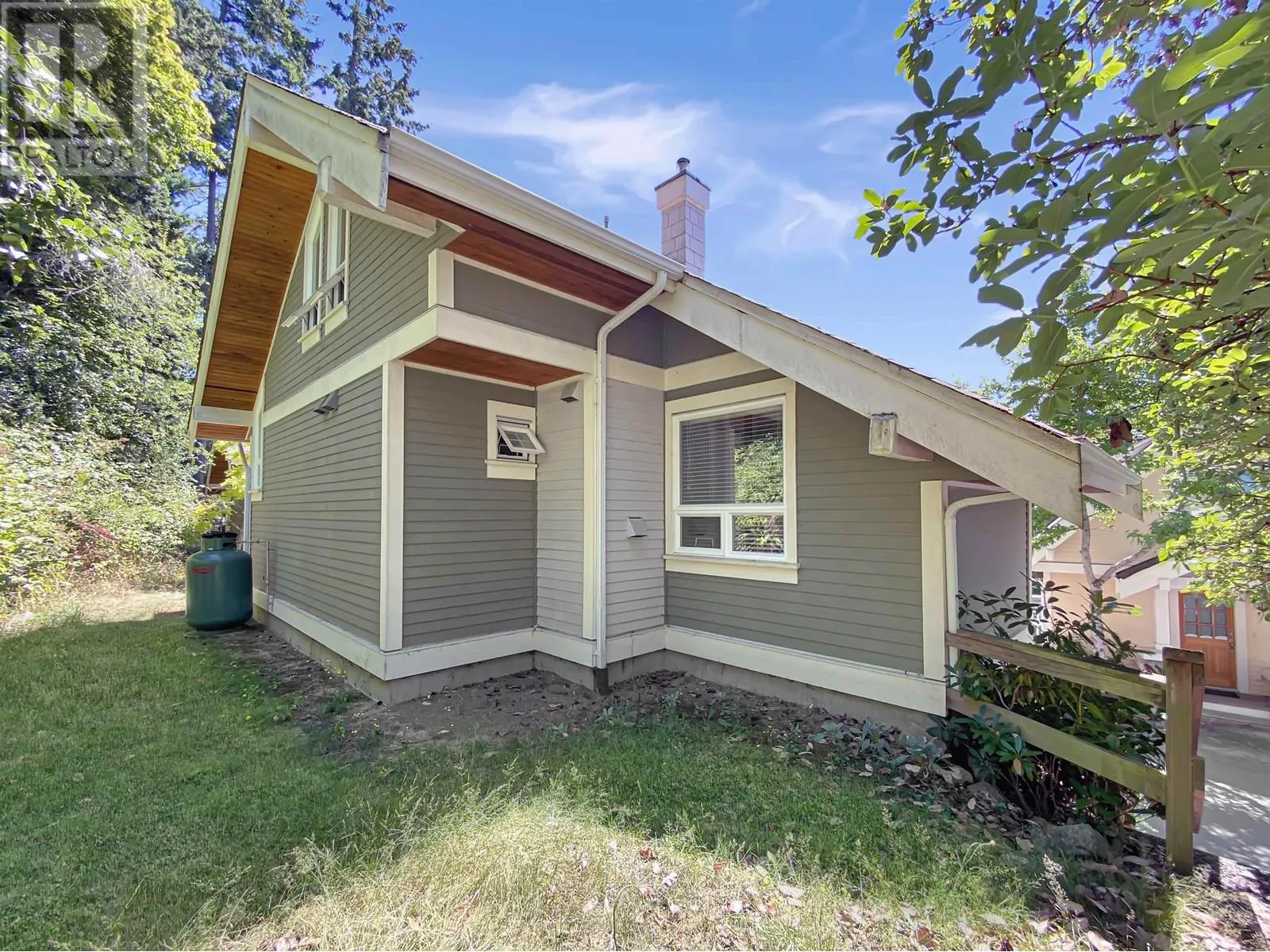23A 2315 MACKINNON ROAD