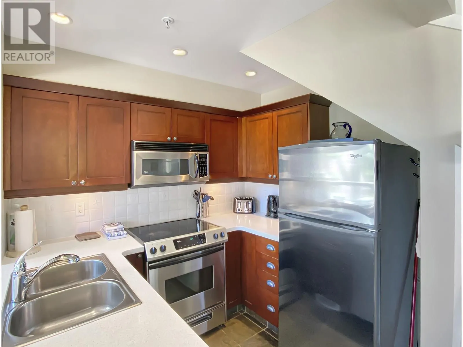 23A 2315 MACKINNON ROAD