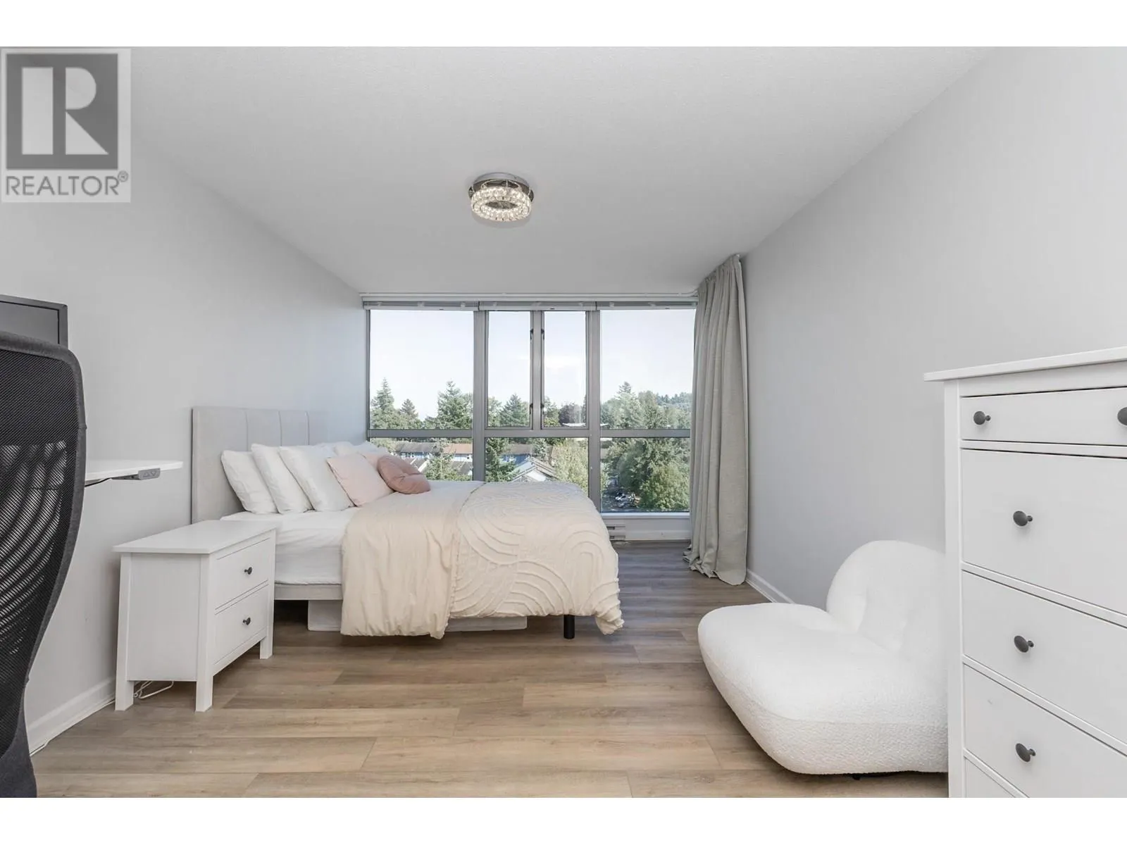 1303 295 GUILDFORD WAY