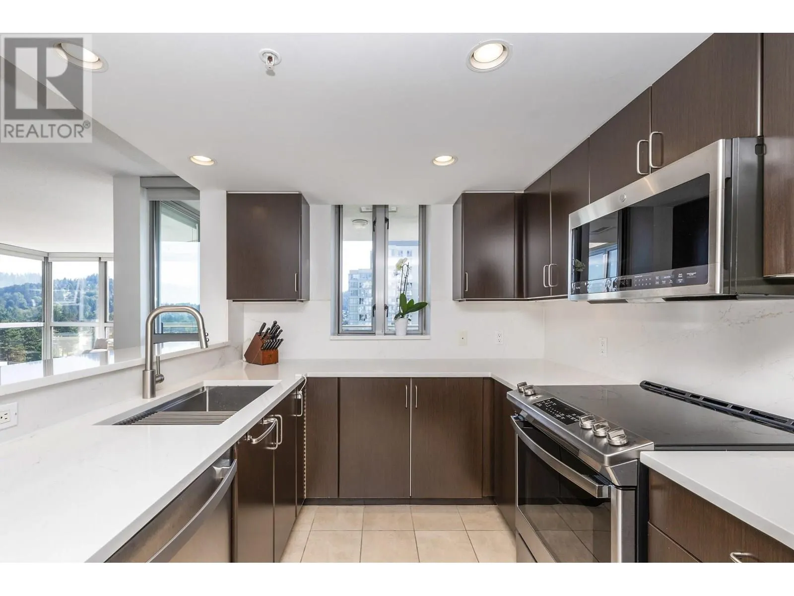 1303 295 GUILDFORD WAY