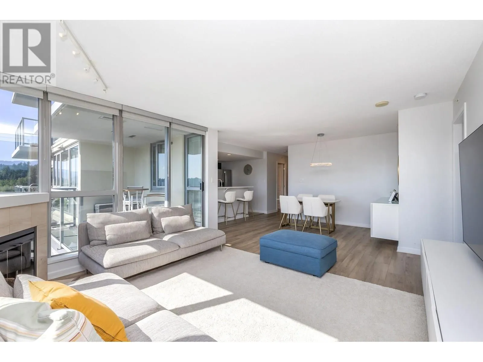 1303 295 GUILDFORD WAY