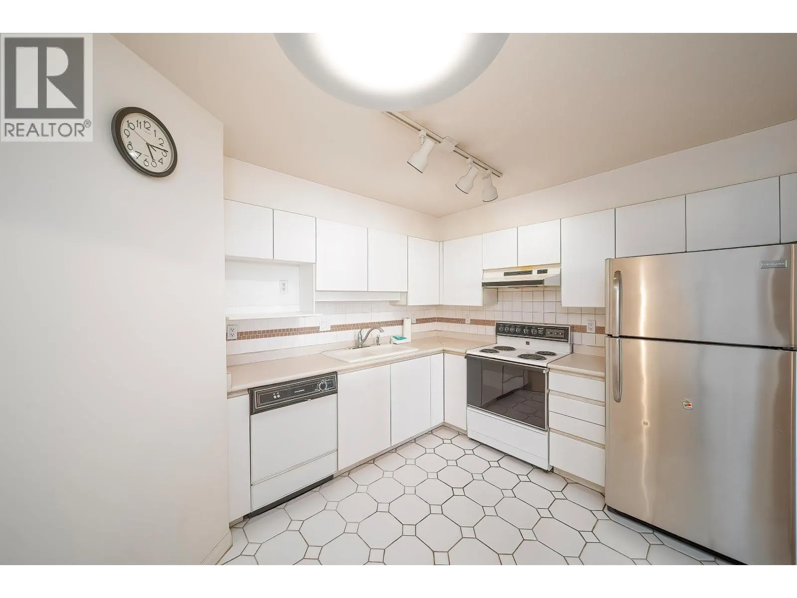 1002 1235 QUAYSIDE DRIVE