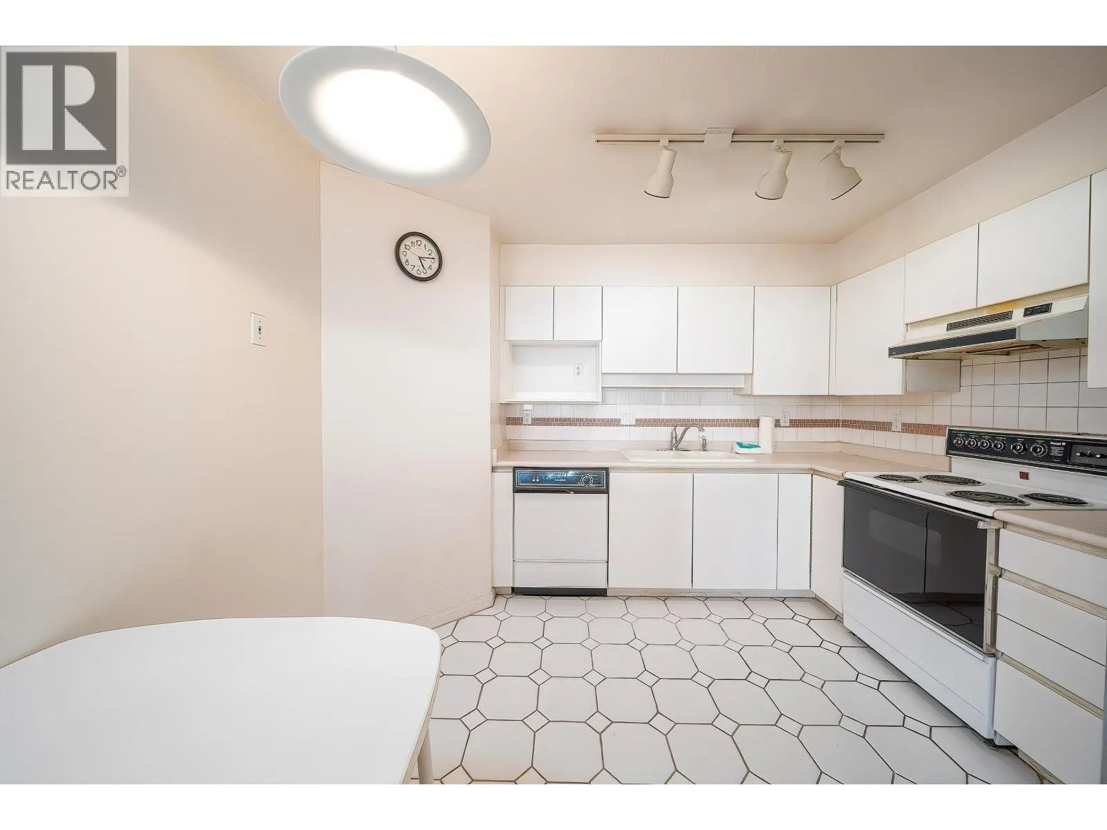 1002 1235 QUAYSIDE DRIVE