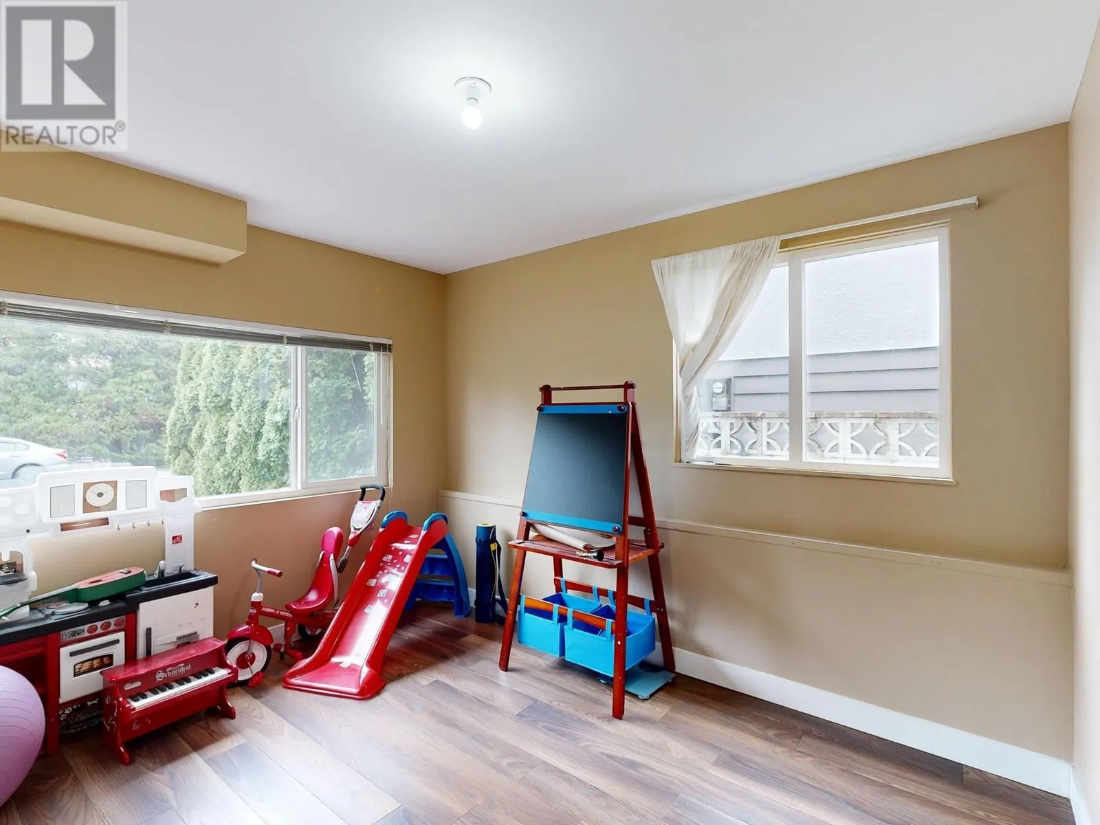 39 MOTT CRESCENT
