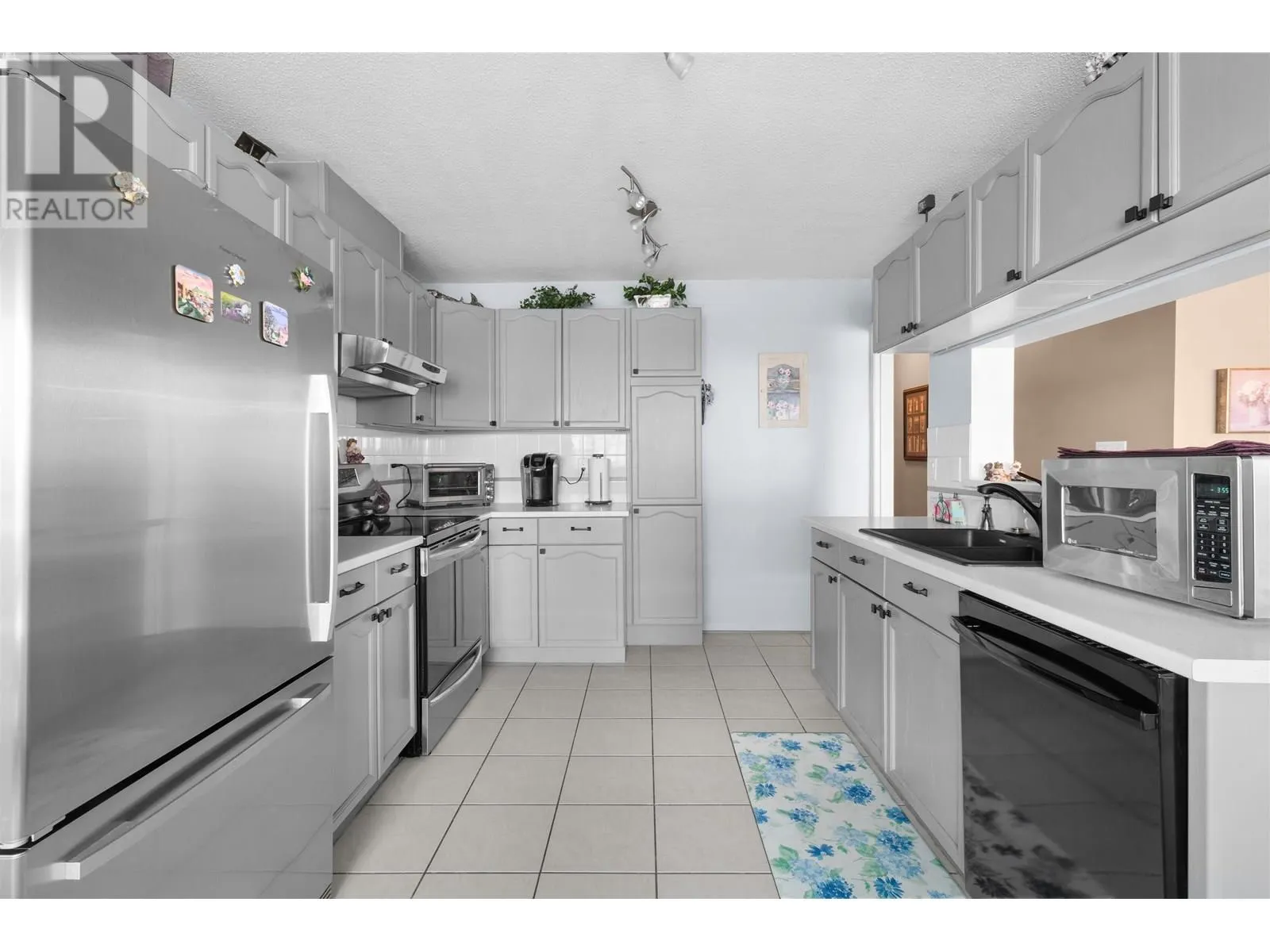 1101 8 LAGUNA COURT