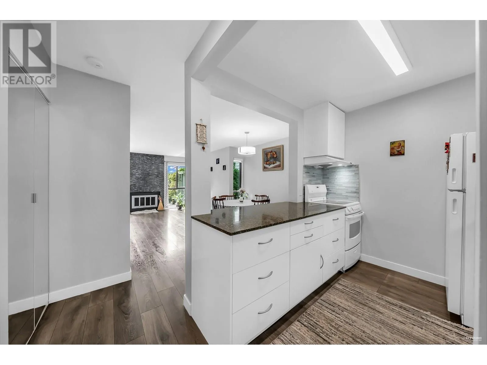 16 225 W 14TH STREET