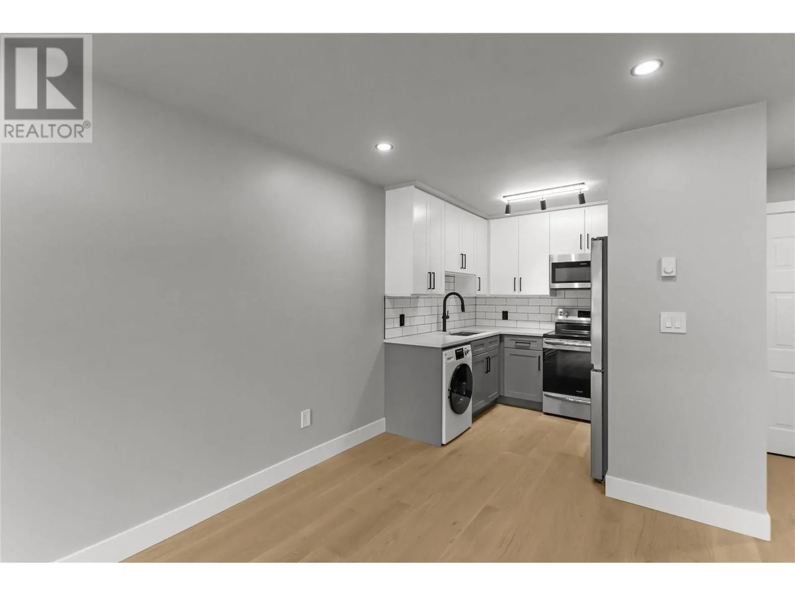 201 1948 COQUITLAM AVENUE