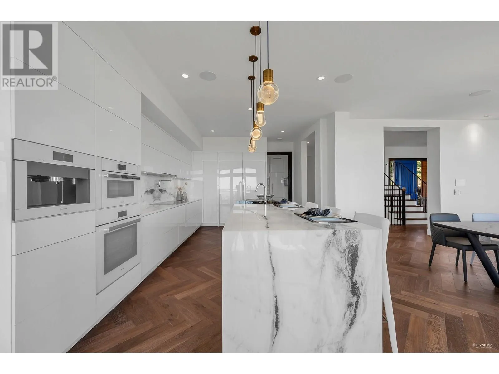 2121 UNION COURT