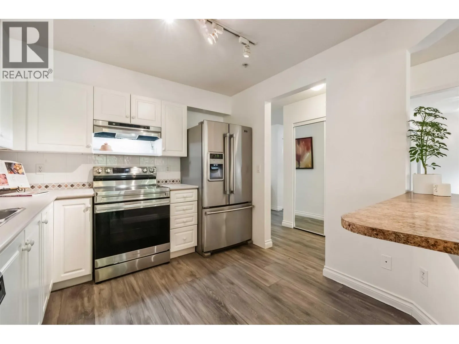 206 22233 RIVER ROAD