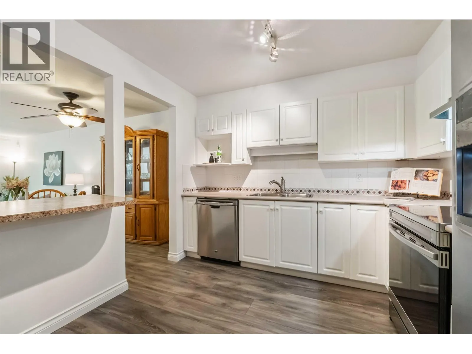 206 22233 RIVER ROAD