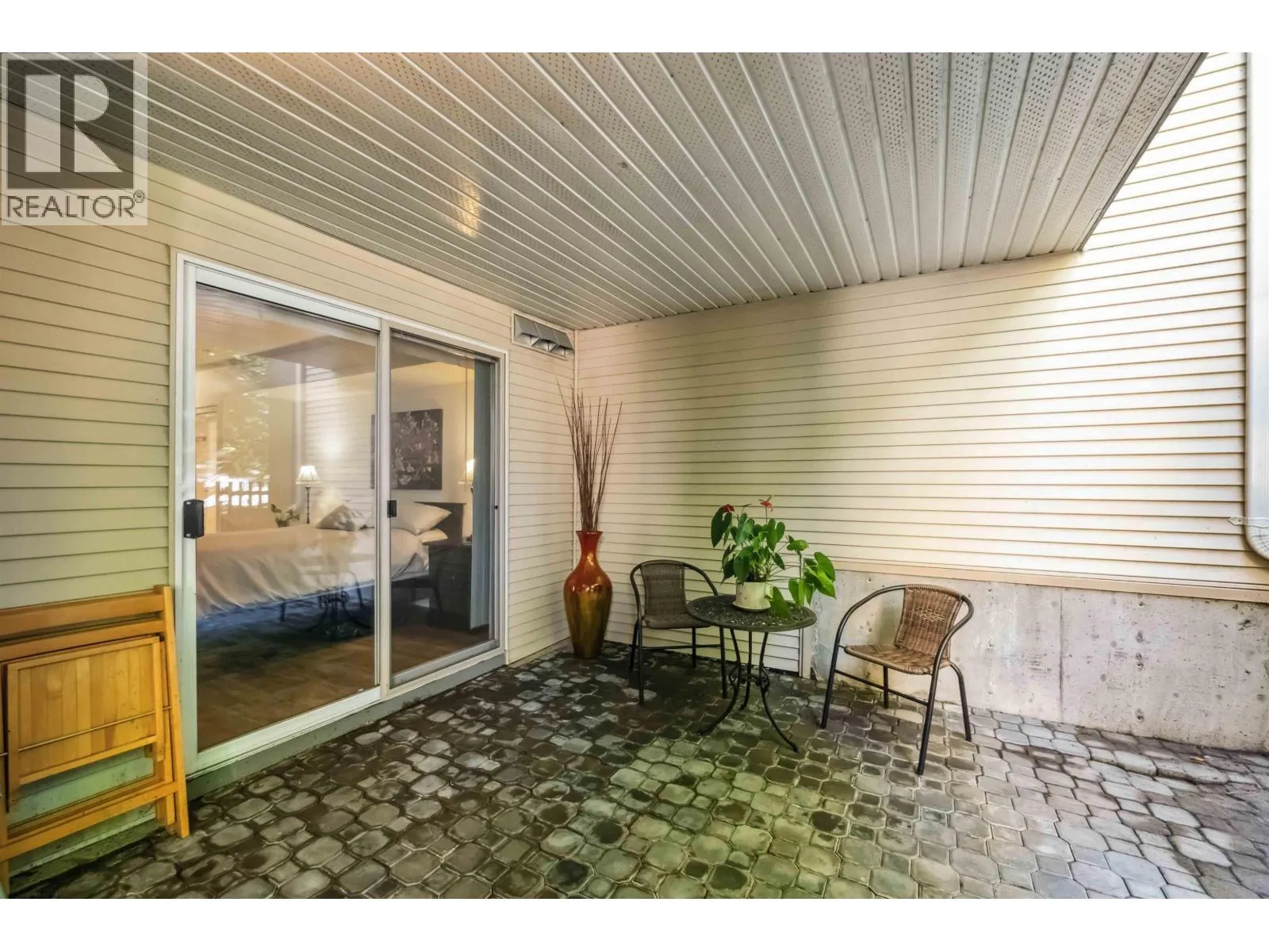 206 22233 RIVER ROAD