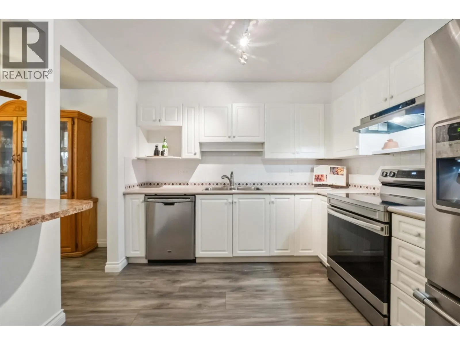 206 22233 RIVER ROAD
