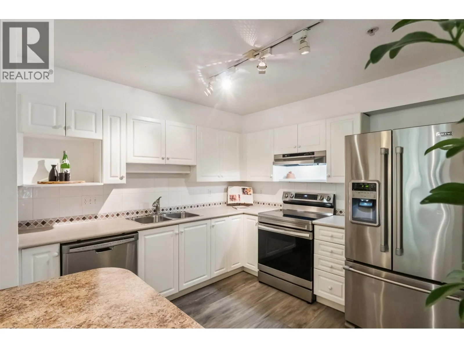 206 22233 RIVER ROAD
